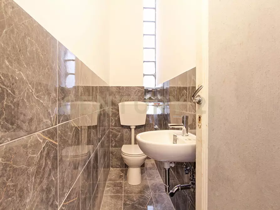 Immagine 18 di Locale commerciale in vendita  in Via Ruggero Fauro 21 a Roma