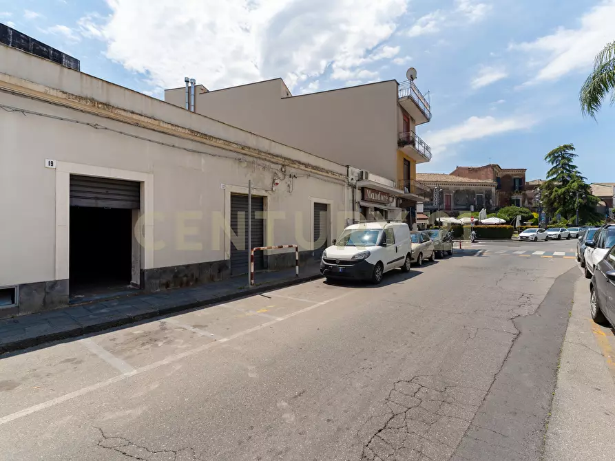 Immagine 4 di Locale commerciale in vendita  in Piazza Guglielmo Marconi 19 a San Gregorio Di Catania