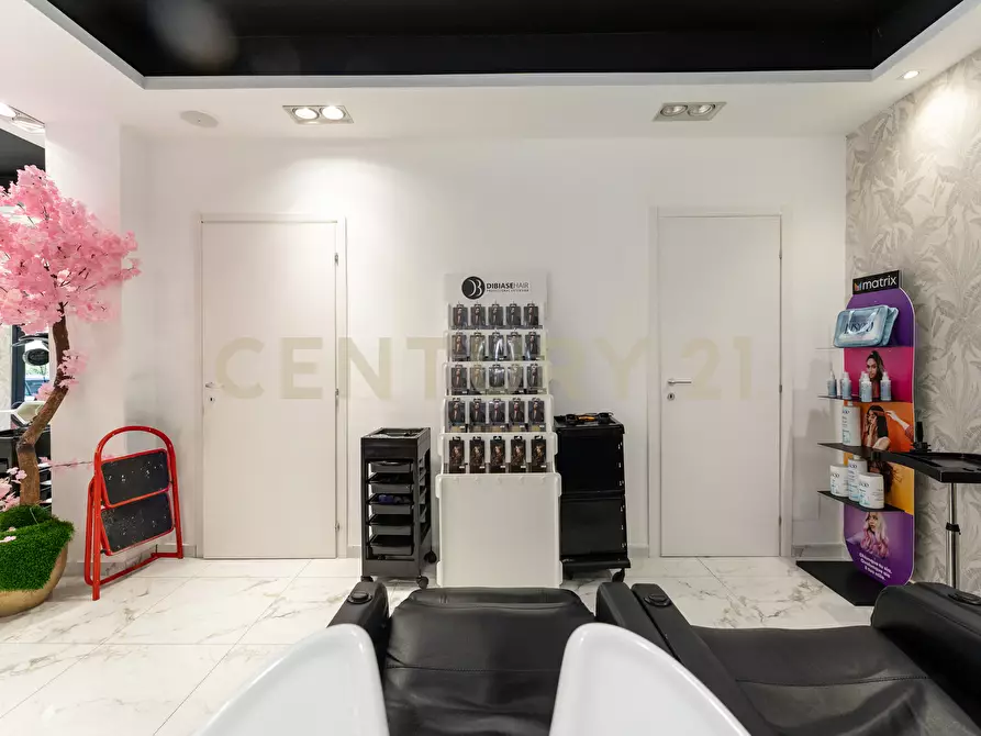 Immagine 25 di Locale commerciale in vendita  in Via Vittorio Emanuele II 113a a Gravina Di Catania