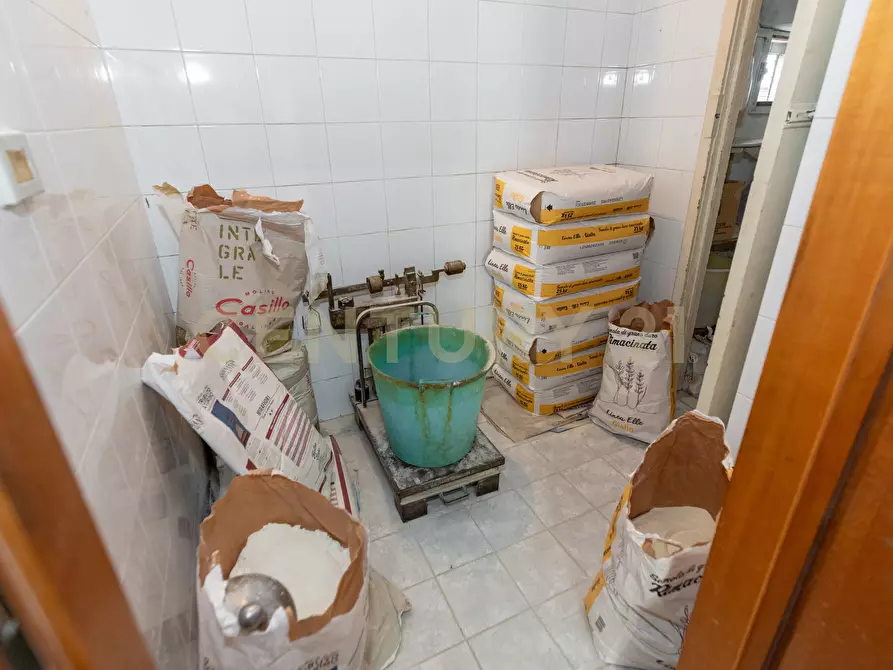 Immagine 21 di Locale commerciale in vendita  in Via Ulivi 87 a San Gregorio Di Catania