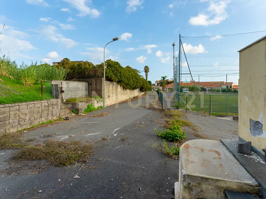 Immagine 3 di Showroom in vendita  in Via delle Scuole 1 a Aci Castello