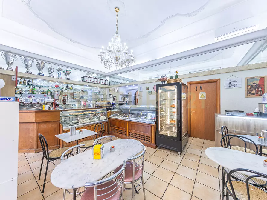 Immagine 19 di Quadrilocale in vendita  in Via Nemorense 26/28 a Roma