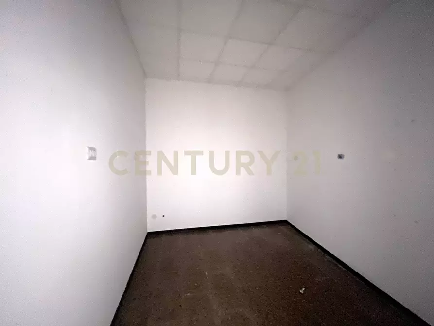 Immagine 25 di Locale commerciale in vendita  in Piazza Vittorio Emanuele a Nicolosi