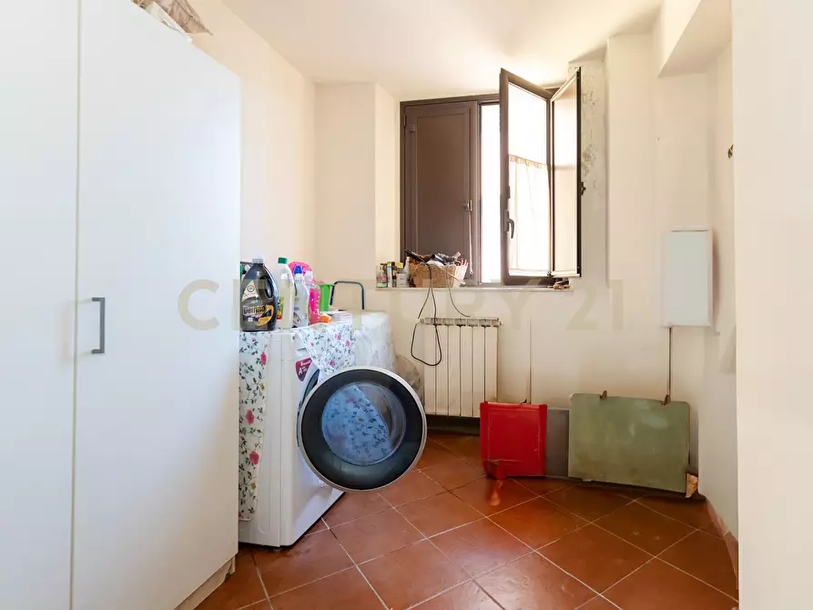 Immagine 46 di Pentalocale in vendita  in Via Etnea 196 a Catania