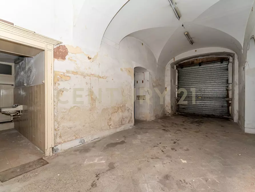 Immagine 9 di Locale commerciale in vendita  in Piazza Manganelli 15 a Catania