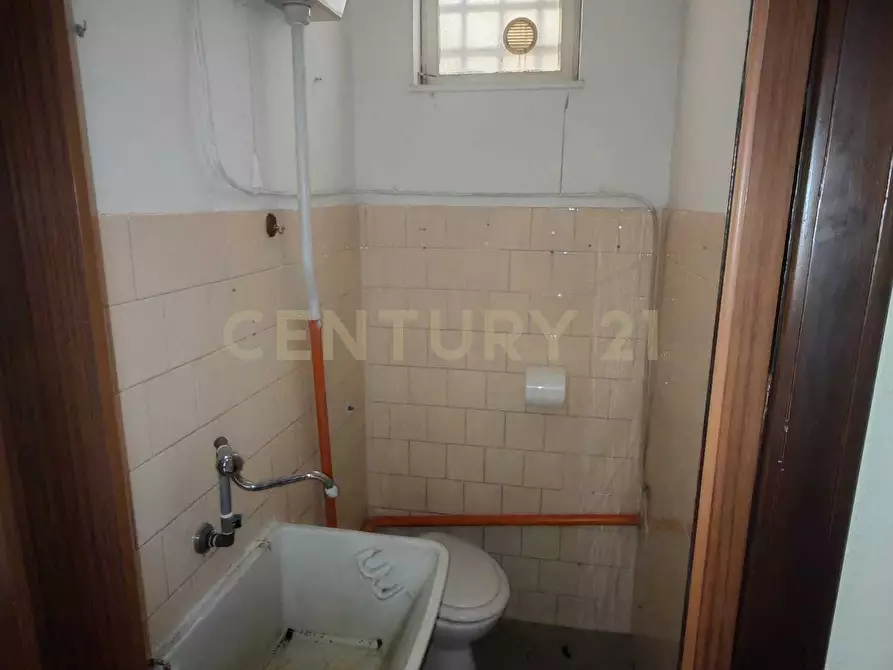 Immagine 16 di Locale commerciale in vendita  in Via Guglielmo Marconi 40 a Gravina Di Catania