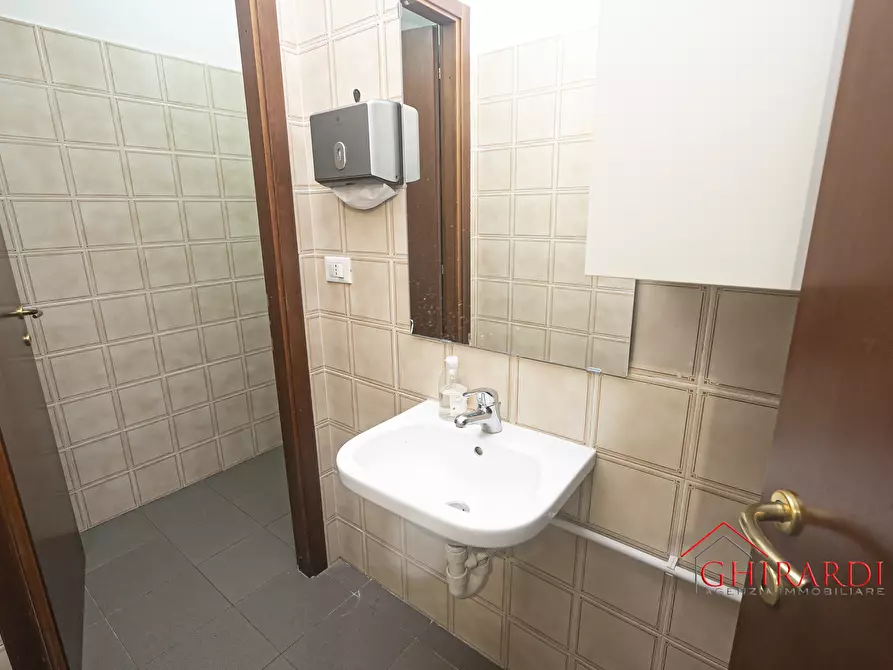 Immagine 24 di Locale commerciale in affitto  in VIA ALFREDO D'ANDRADE 76R a Genova