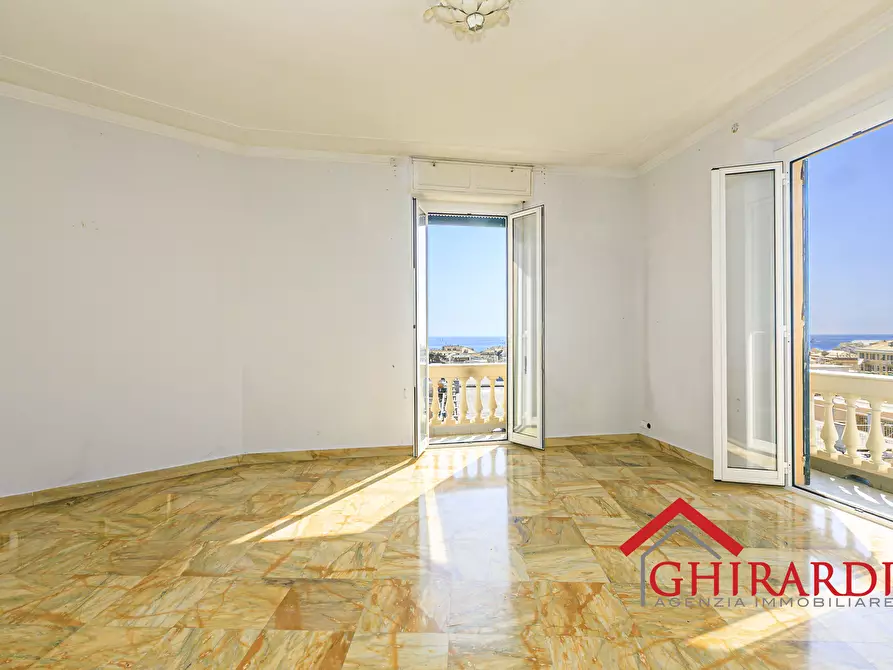 Immagine 1 di Quadrilocale in vendita  in Piazza Cristoforo Bonavino 11 a Genova