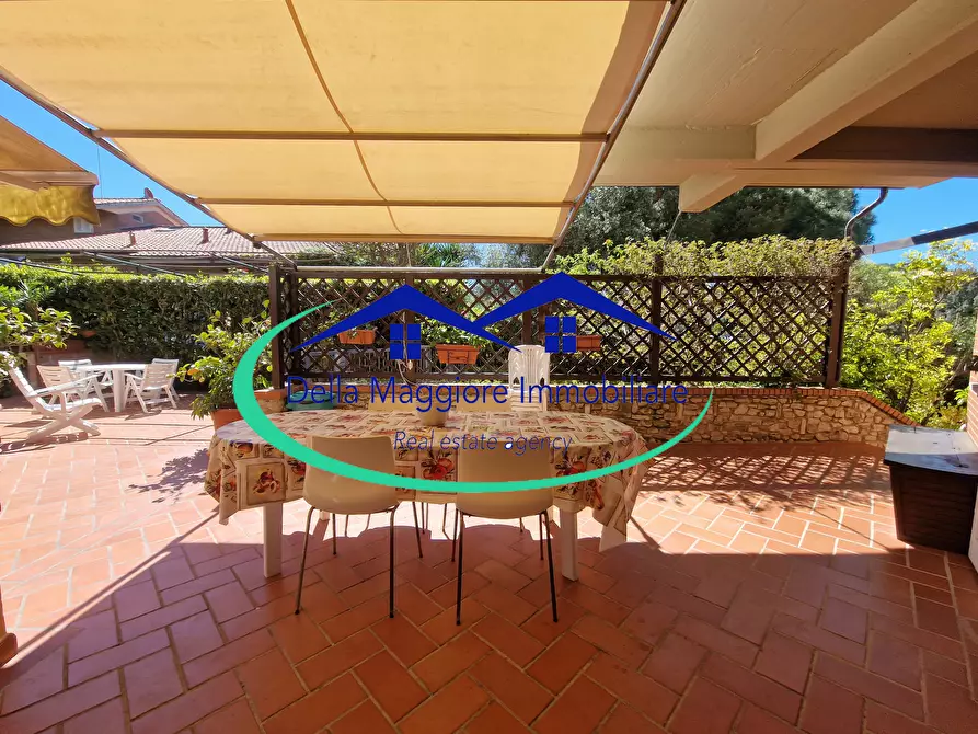 Immagine 12 di Villa in vendita  a Livorno