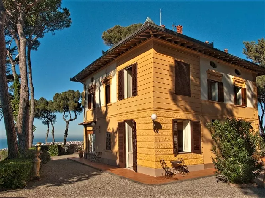 Immagine 1 di Villa in vendita  a Livorno