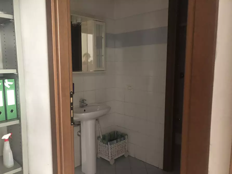 Immagine 26 di Attività artigianale in affitto  a Collecchio