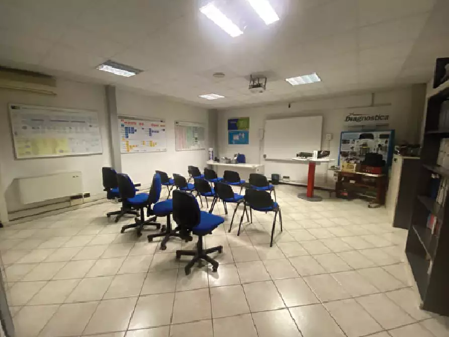 Immagine 10 di Capannone industriale in vendita  a Parma