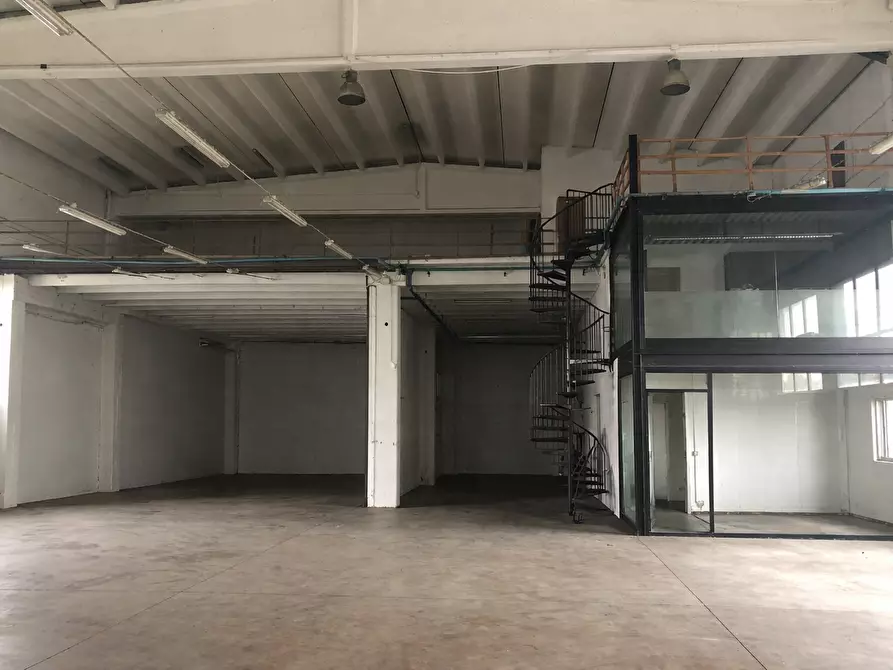 Immagine 2 di Attività artigianale in vendita  a Parma