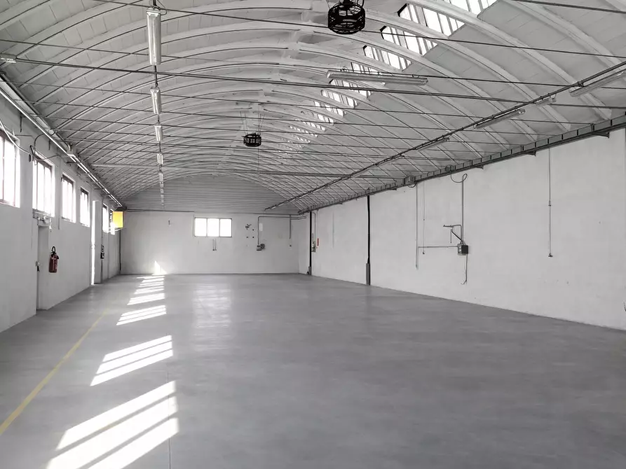 Immagine 11 di Attività artigianale in vendita  a Parma