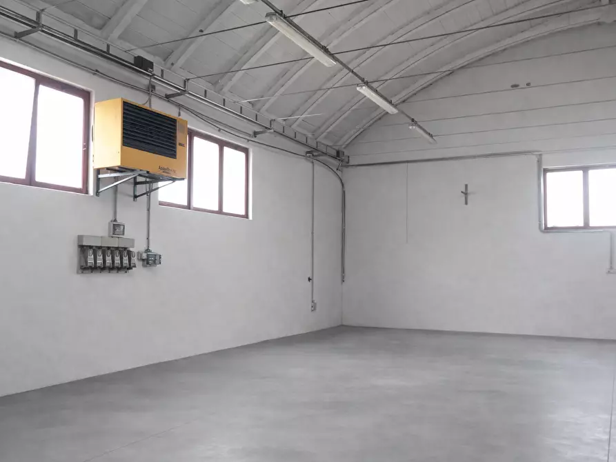 Immagine 15 di Attività artigianale in affitto  a Parma