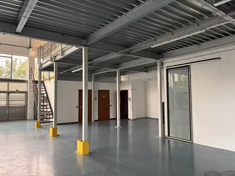 Immagine 3 di Attività artigianale in affitto  a Parma