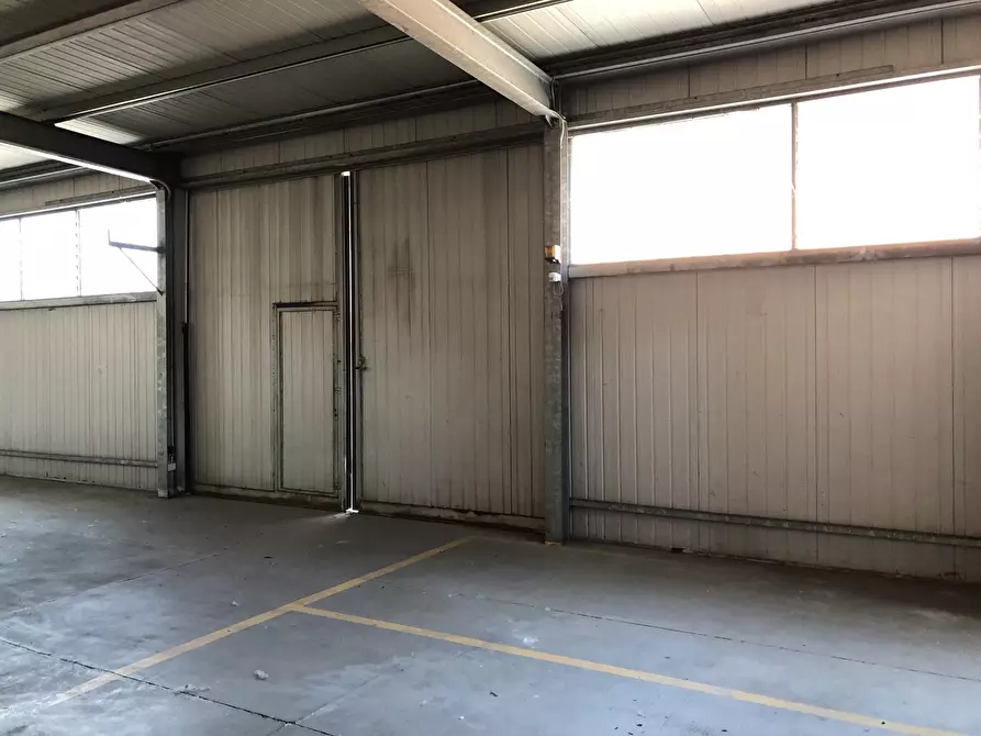 Immagine 2 di Attività artigianale in vendita  a Parma