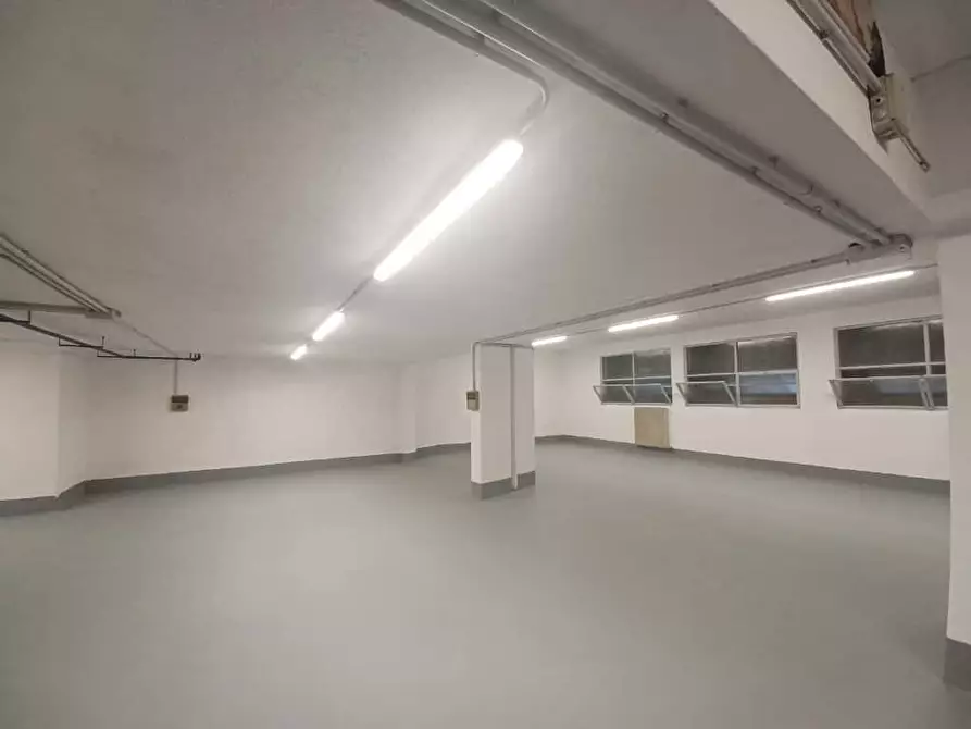 Immagine 12 di Locale commerciale in affitto  a Trento