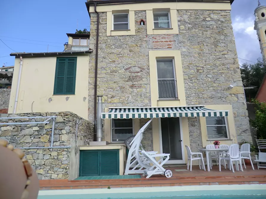 Immagine 1 di Casa indipendente in vendita  in via urpetta a Genova