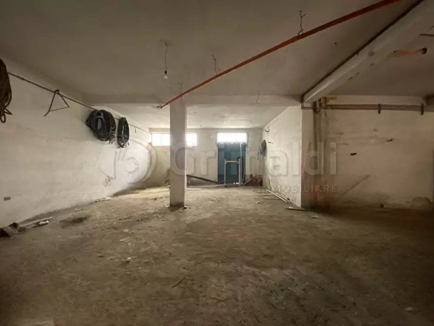 Immagine 3 di Garage in vendita  a Giugliano In Campania