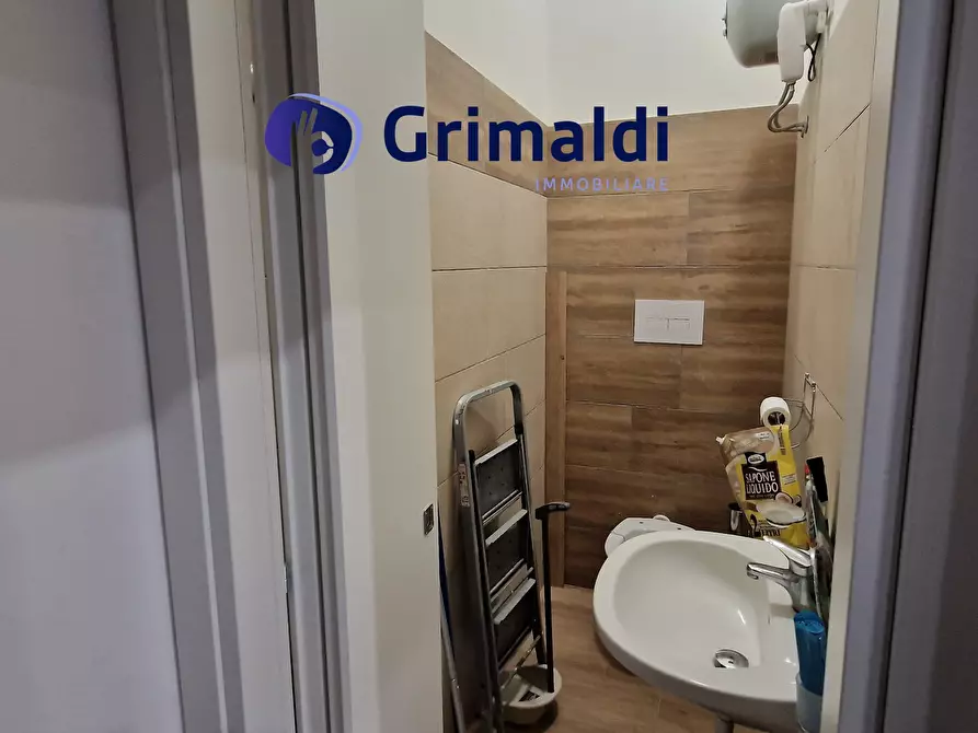 Immagine 4 di Attività commerciale in affitto  a Napoli