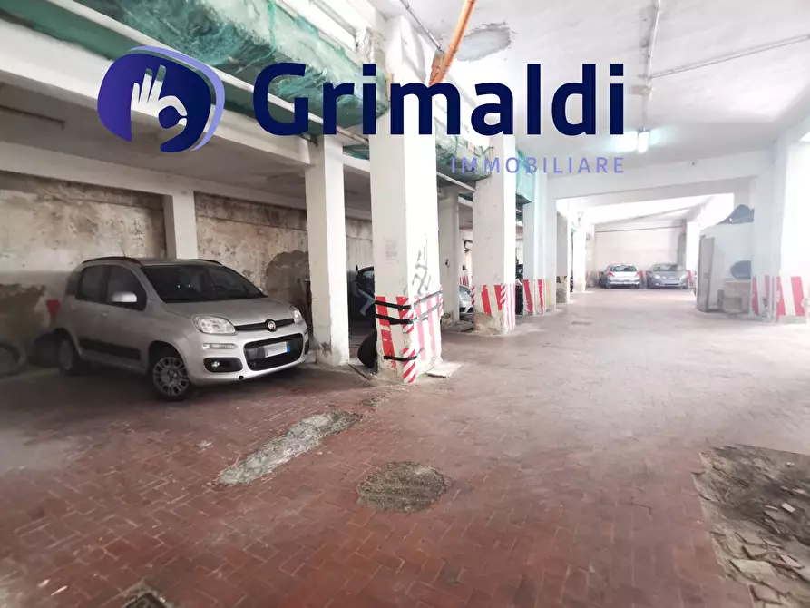 Immagine 2 di Garage in vendita  a Napoli