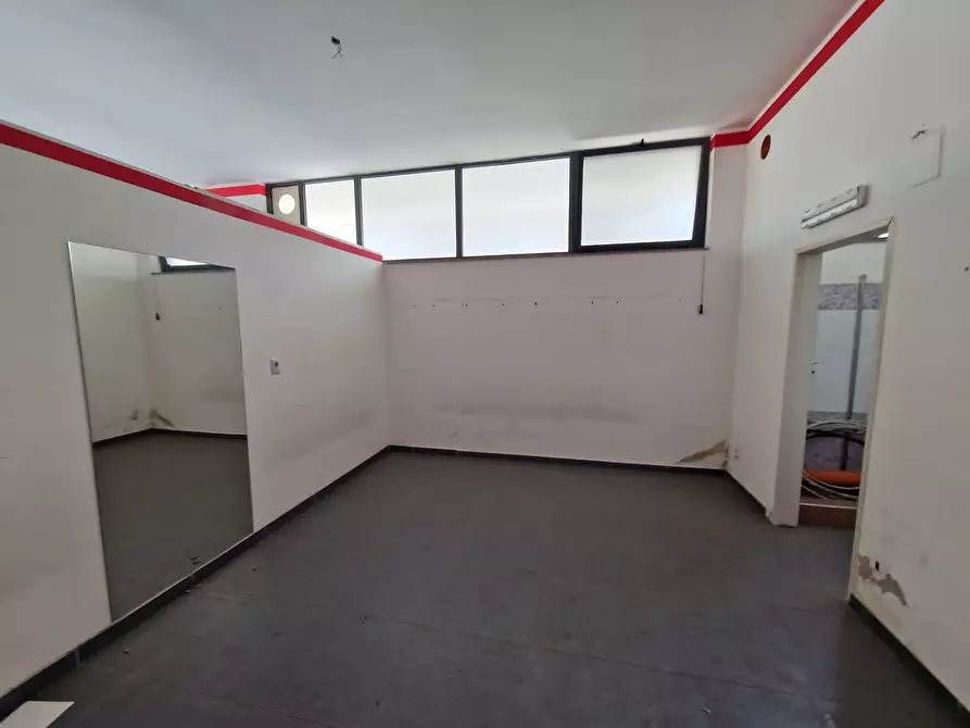 Immagine 11 di Locale commerciale in vendita  in Via Adolfo Celi 185 a Messina