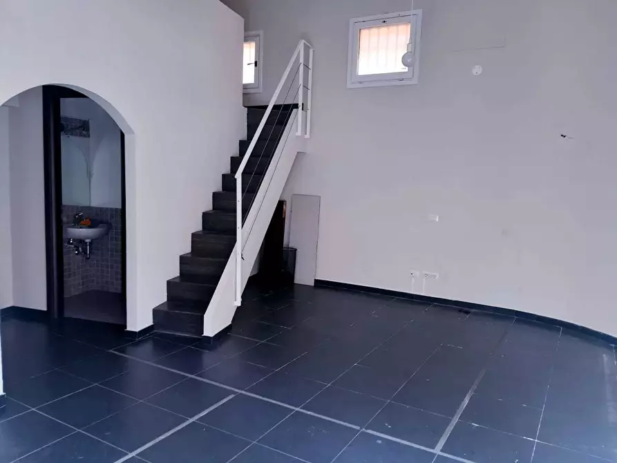 Immagine 1 di Locale commerciale in affitto  in Via Francesco Breschi 2 a Anzio