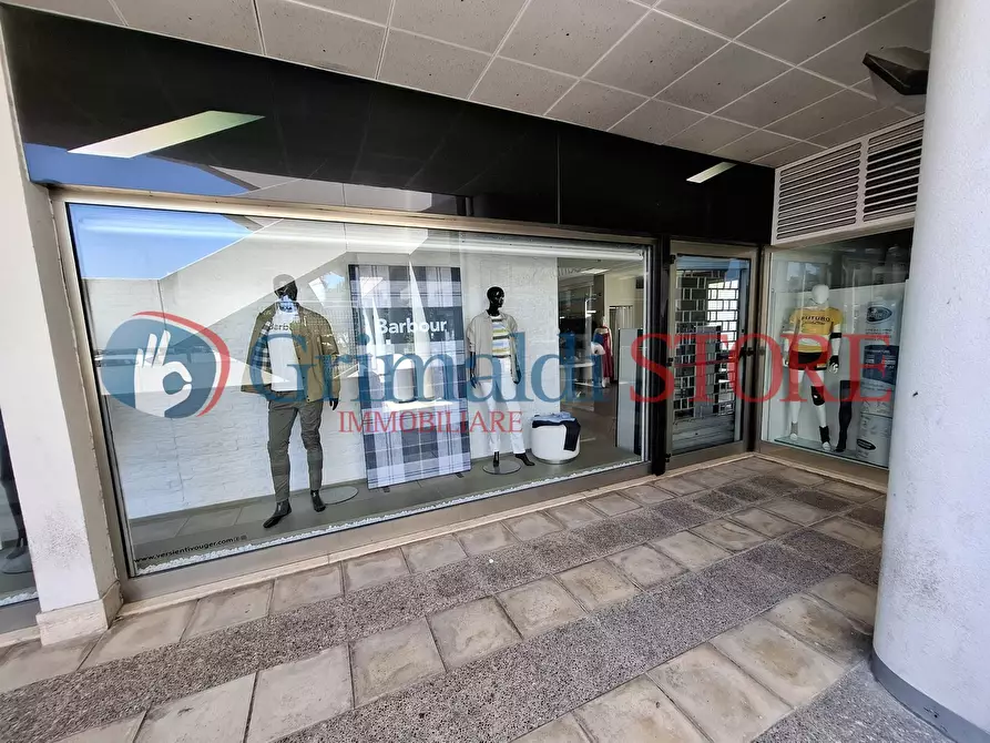 Immagine 1 di Locale commerciale in vendita  in Via Pacinotti 19 a Campi Salentina