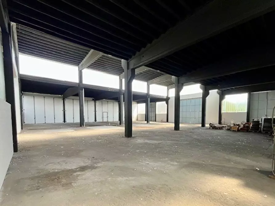 Immagine 15 di Attività artigianale in vendita  a Erba