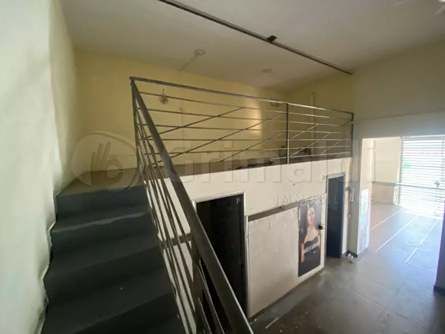 Immagine 6 di Locale commerciale in affitto  a Giugliano In Campania