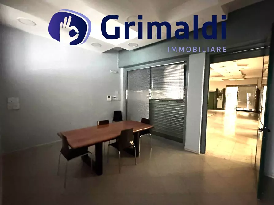 Immagine 12 di Ufficio in affitto  a Napoli