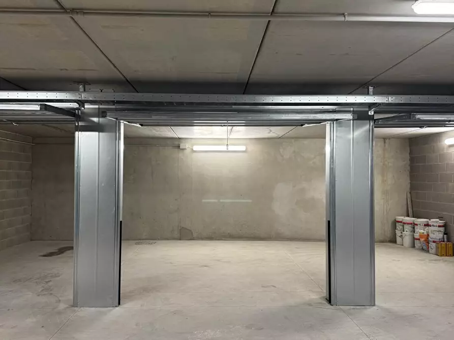 Immagine 4 di Garage in vendita  in Via Torno a Como