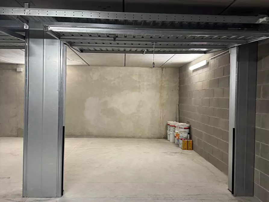 Immagine 5 di Garage in vendita  in Via Torno a Como