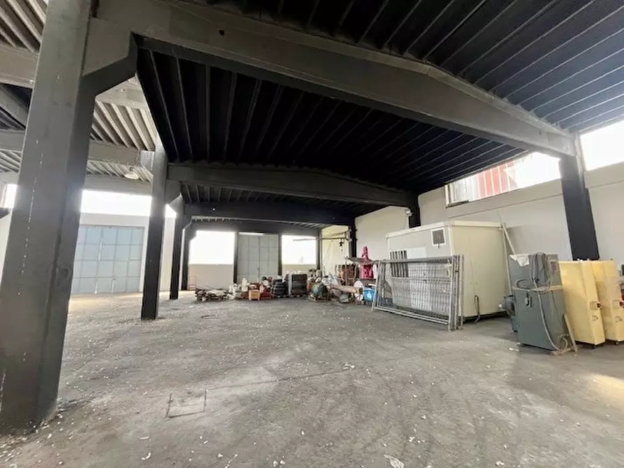 Immagine 14 di Attività artigianale in vendita  a Erba