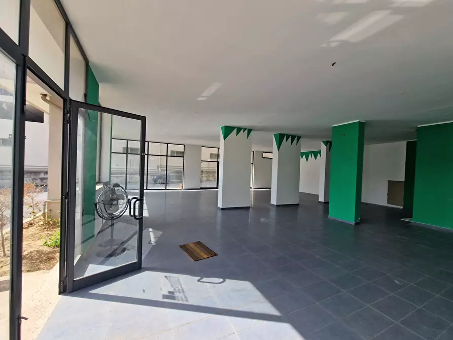 Immagine 16 di Locale commerciale in vendita  in Via Adolfo Celi 185 a Messina