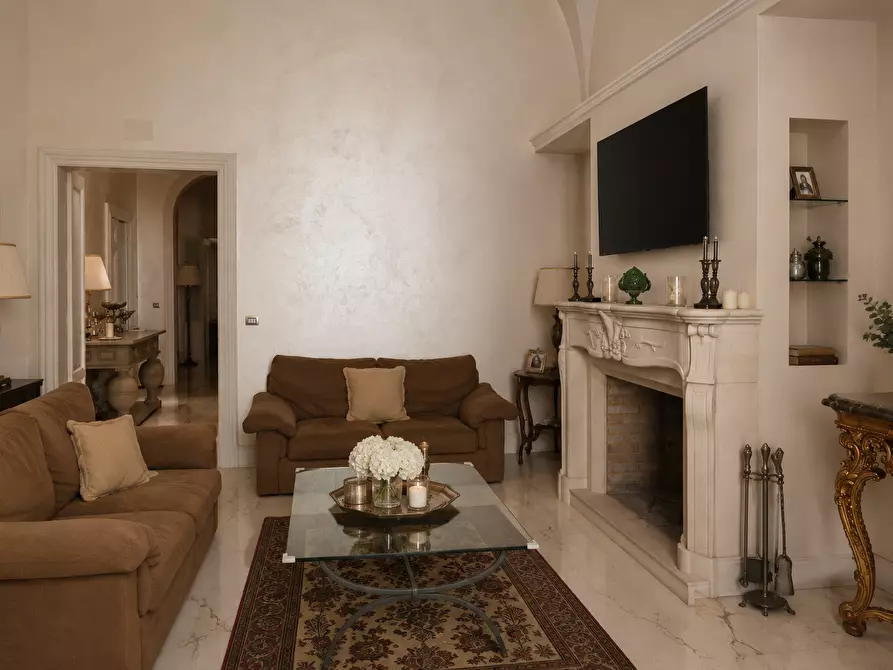 Immagine 3 di Palazzo in vendita  in Viale Unità D'Italia 18 a Fasano