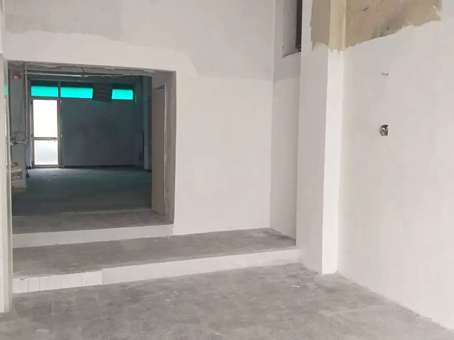 Immagine 14 di Locale commerciale in vendita  in Via Garibaldi 130 a Messina