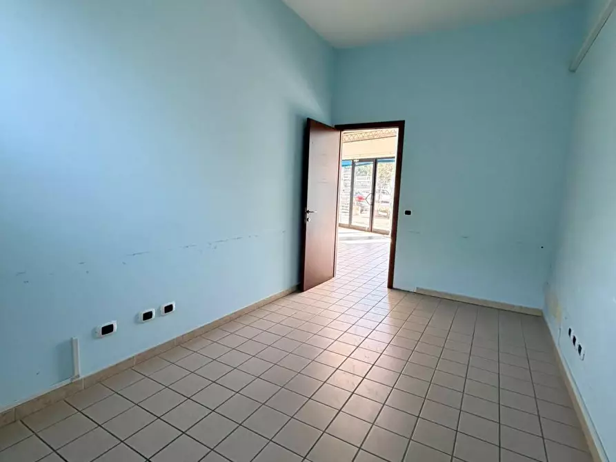 Immagine 19 di Attività commerciale in affitto  in Via Aldo Moro 98 a Aprilia