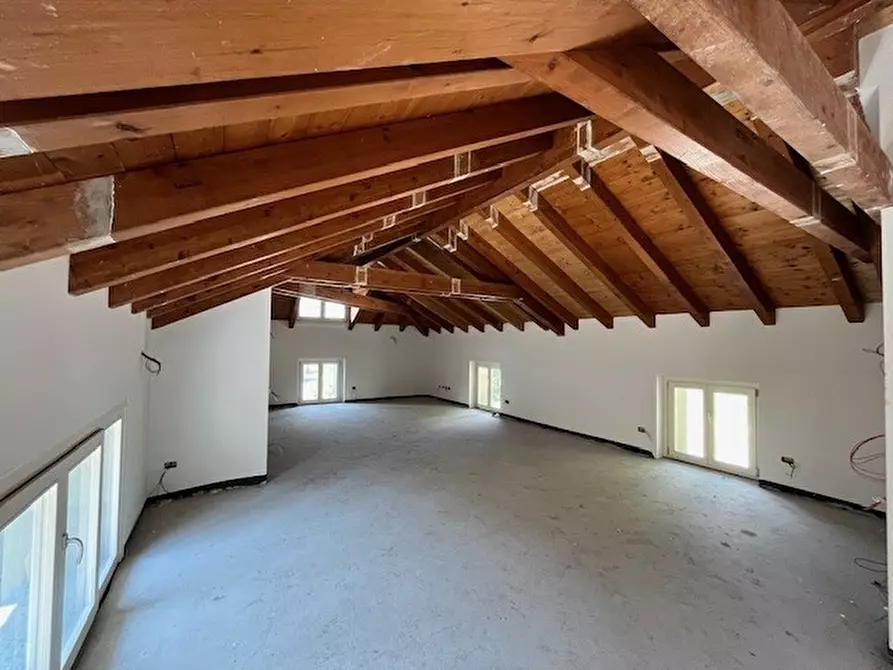 Immagine 9 di Mansarda in vendita  in Via Castello 27 a Canzo