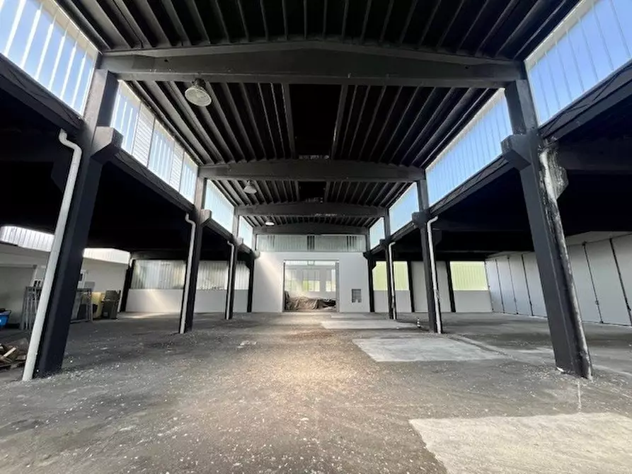 Immagine 4 di Attività artigianale in vendita  a Erba