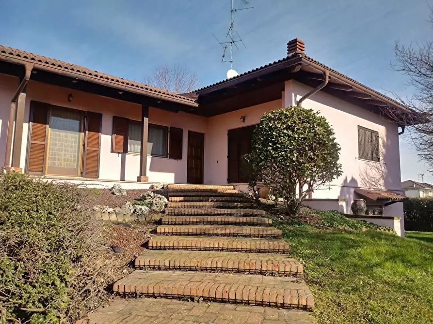 Immagine 3 di Casa indipendente in vendita  in Piazzale Felice Dardano 24a a Villata