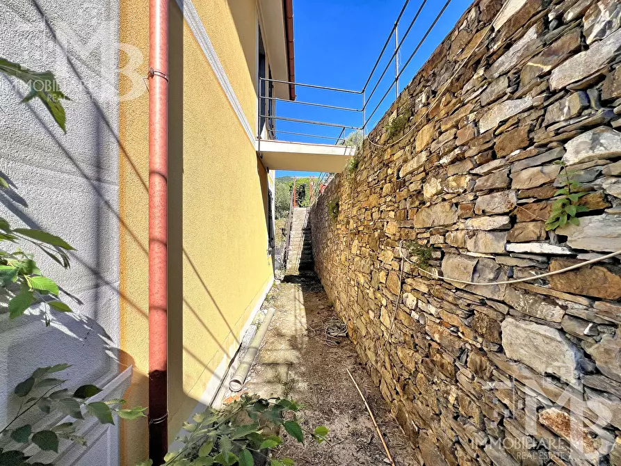Immagine 5 di Bilocale in vendita  in Via Posato 19 a Avegno