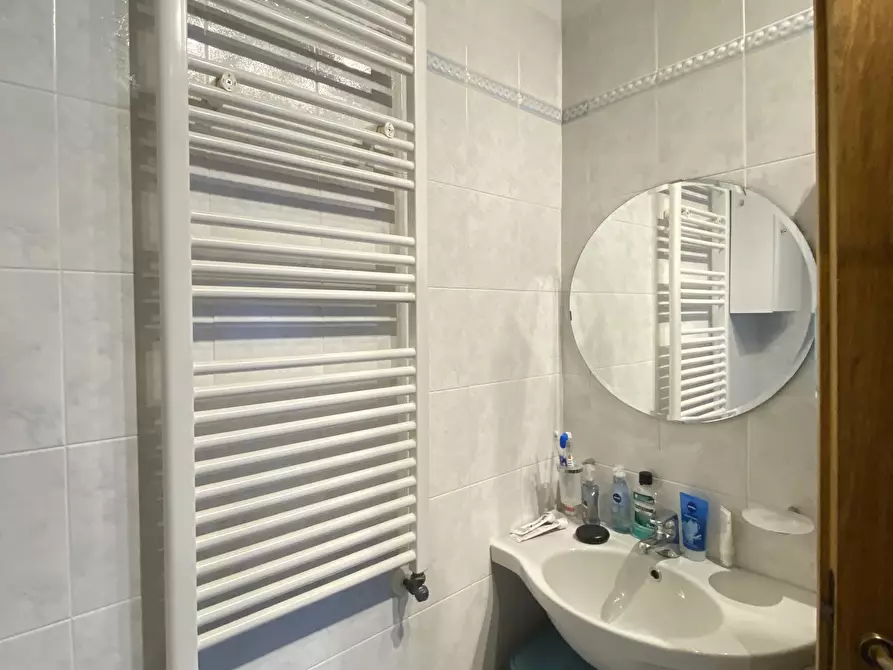 Immagine 10 di Bilocale in vendita  a Sarzana