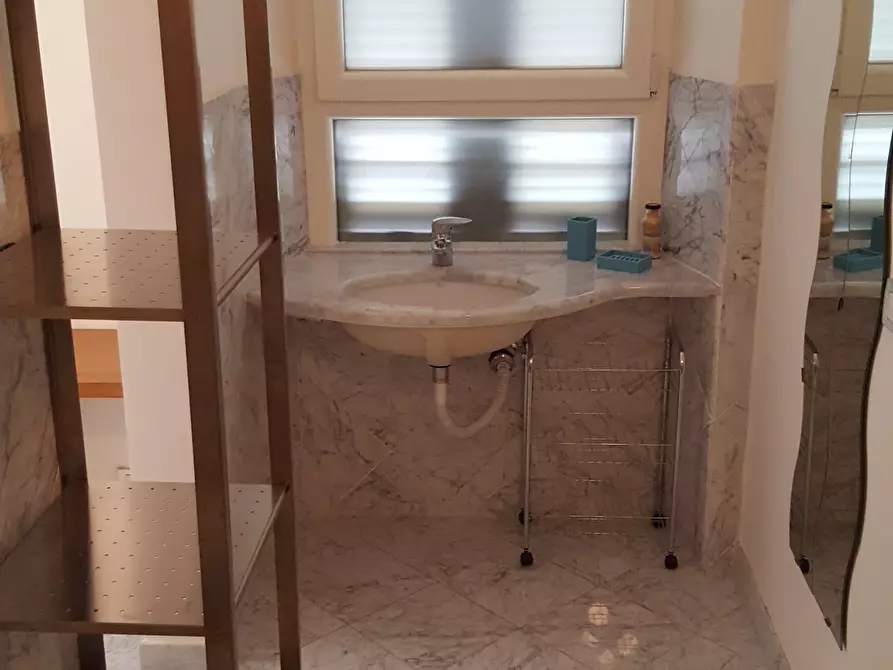 Immagine 18 di Trilocale in affitto  a Sarzana