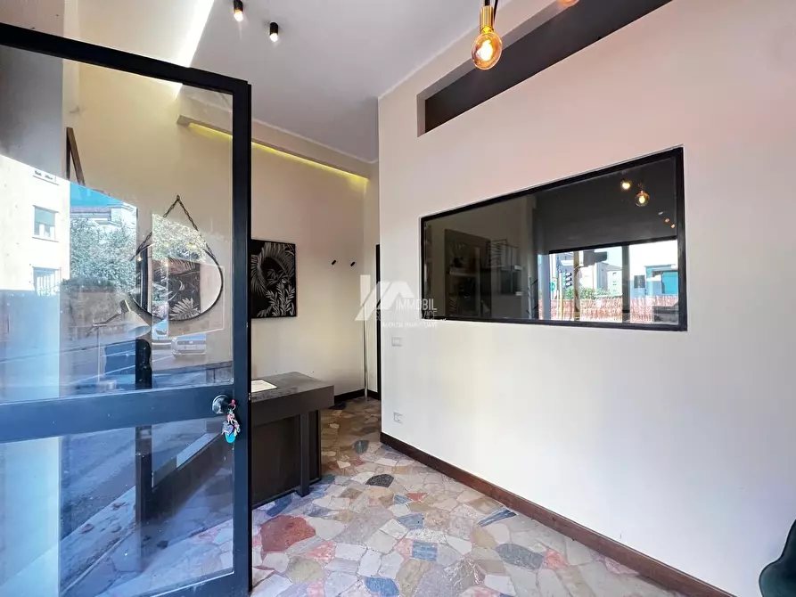 Immagine 10 di Locale commerciale in affitto  in Via Chiusure a Brescia