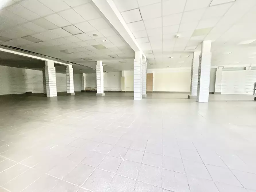 Immagine 7 di Locale commerciale in affitto  a Pietrasanta