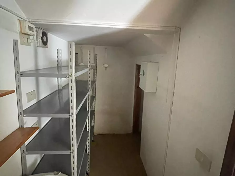 Immagine 8 di Capannone industriale in affitto  a Camaiore