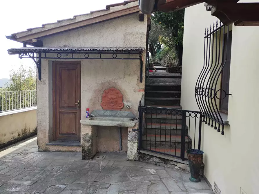 Immagine 1 di Porzione di casa in vendita  a Camaiore