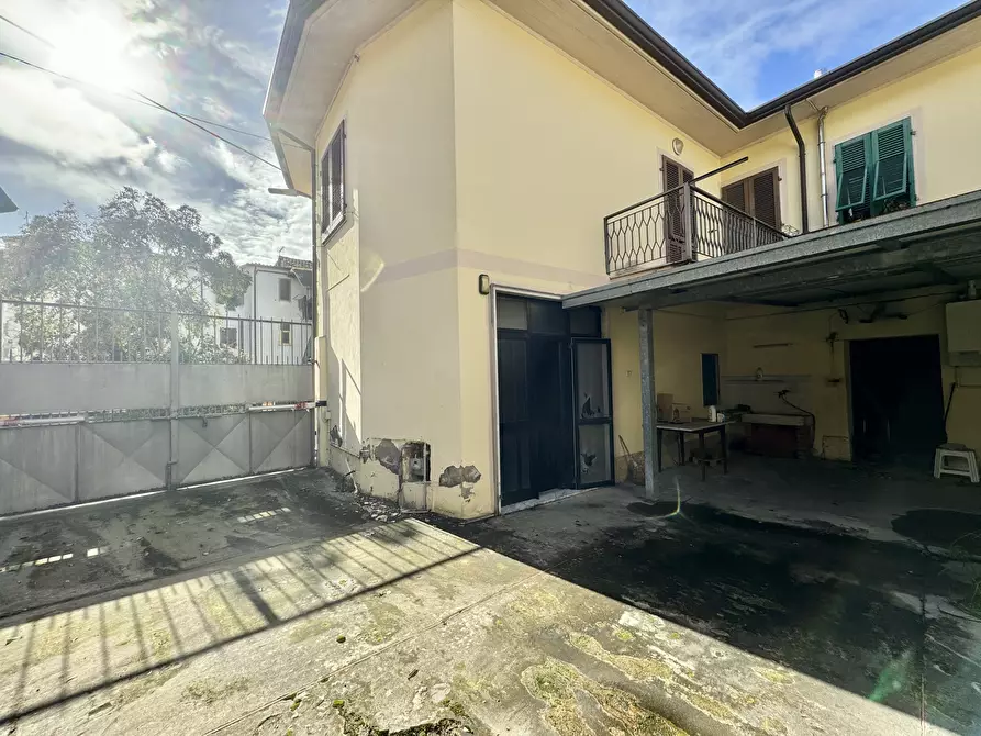 Immagine 40 di Porzione di casa in vendita  a Massa